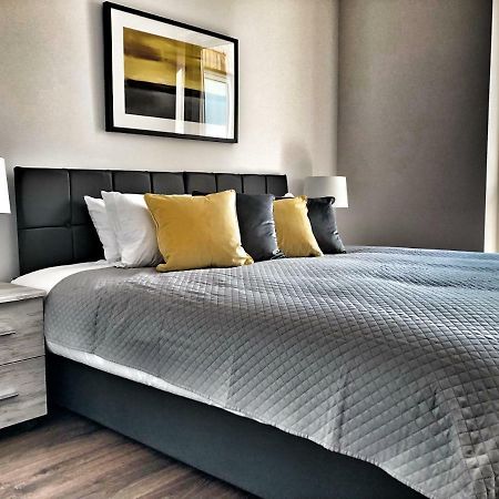Luxury 2 Bed 2 Bath Apartment 18 Mins From Central London - Sleeps 6 왓퍼드 외부 사진