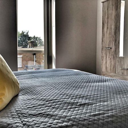 Luxury 2 Bed 2 Bath Apartment 18 Mins From Central London - Sleeps 6 왓퍼드 외부 사진
